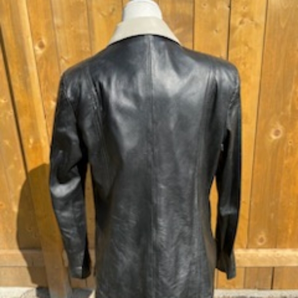 This 100% black leather jacket is so unique! The sleeves and front have zippers - Picture 2 of 6